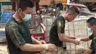 傷痕見證擔(dān)當(dāng)！抗洪戰(zhàn)士互相包扎傷口，用行動(dòng)詮釋戰(zhàn)友情