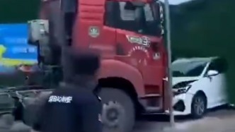 青島警方：貨車司機(jī)因行車糾紛駕車頂推轎車，被刑拘