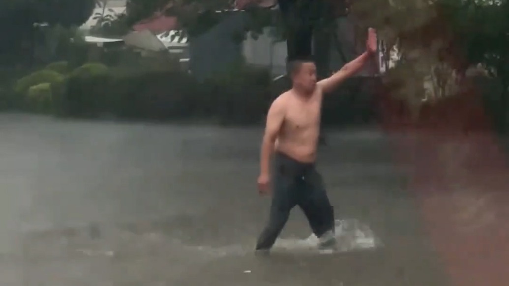 大雨中他化身“警示牌”，守在積水路段提醒過往車輛繞行