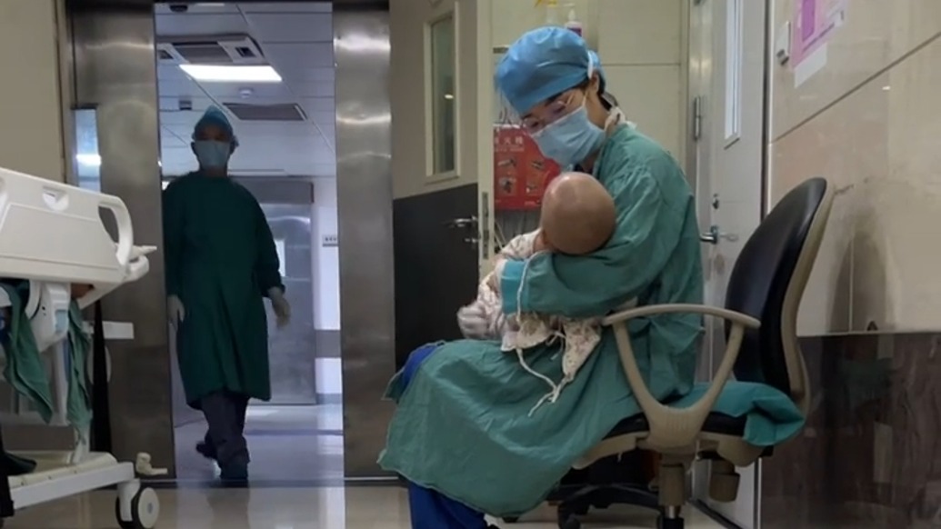 “帶你回去，好寶”，護士抱著安撫術后哭鬧的腫瘤患兒被贊暖心