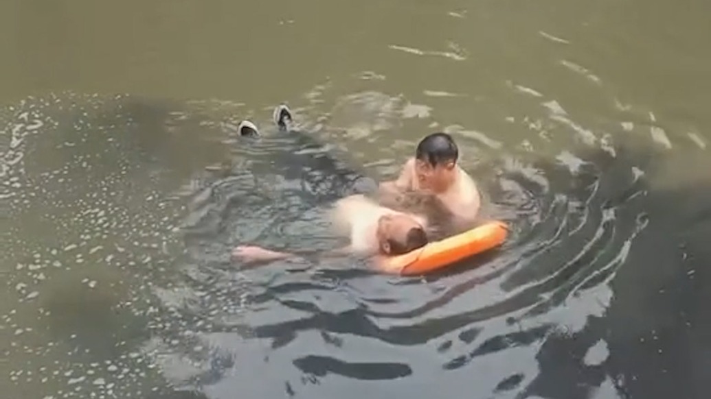 出差途中偶遇有人落水，男子狂奔至對岸跳水施救