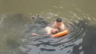 出差途中偶遇有人落水，男子狂奔至對岸跳水施救