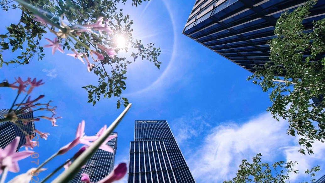 上海天空出現(xiàn)超大日暈，太陽戴上“彩虹美瞳”