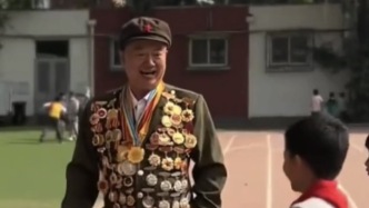 “让别人一笑就知足！”67岁见义勇为致残老兵，地铁站坚持义务服务36年