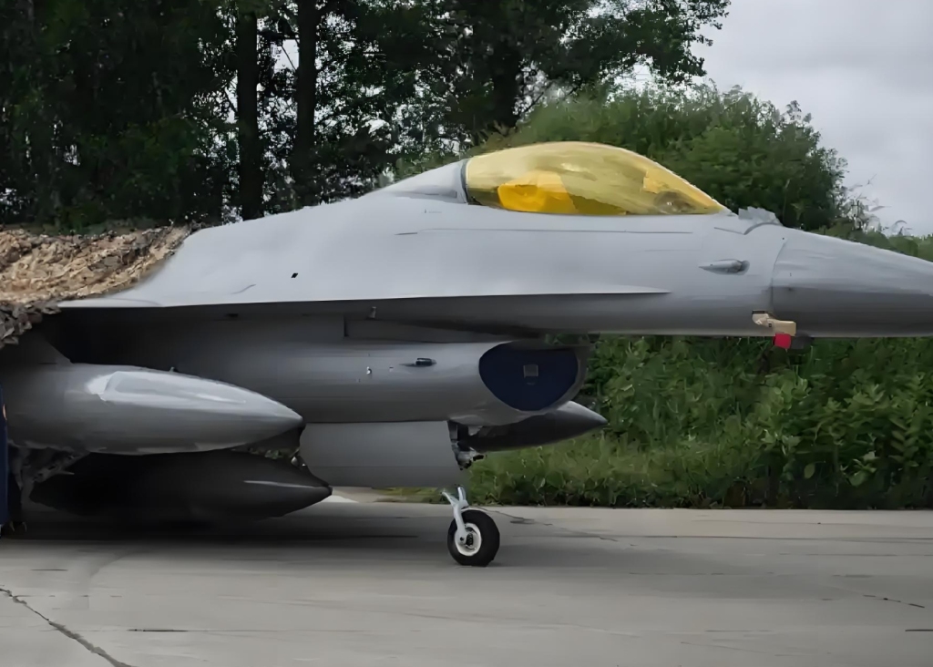 讲武谈兵｜F-16坠毁，乌军拦截俄无人机为何屡屡损失战机