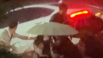 “快下車快下車！”轎車被山洪沖下河道車頭懸空，路人合力幾十秒救出4人
