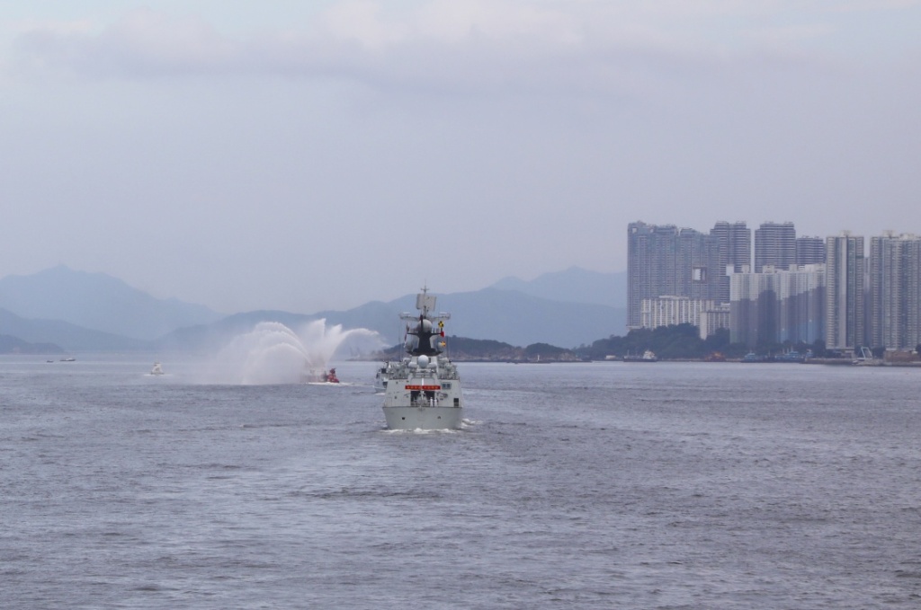香港海陆空全方位欢迎山东舰航母编队抵港