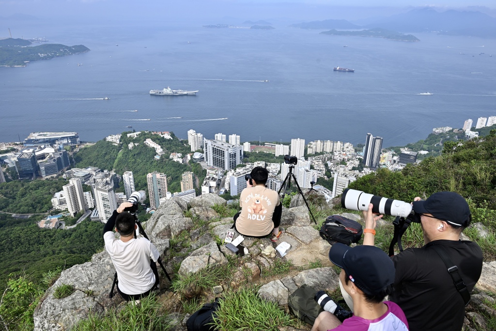 第1现场 | 海军山东舰航母编队抵达香港
