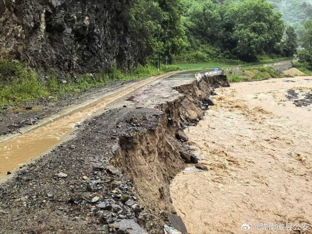 甘肃陇南徽县强降雨致山体滑坡，造成一工地2人遇难