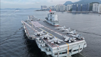 海军“山东舰”航母编队抵达香港，市民在山上展国旗欢迎