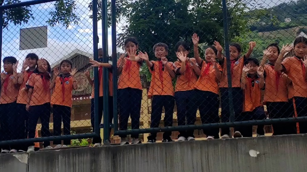 對(duì)話(huà)被追車(chē)送別的支教老師：希望他們一鼓作氣，跑出大山