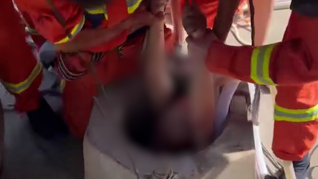 老人因病痛難忍跳井，消防員倒掛15分鐘施救