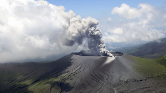 日本新燃岳火山喷发，火山灰柱高达5000米