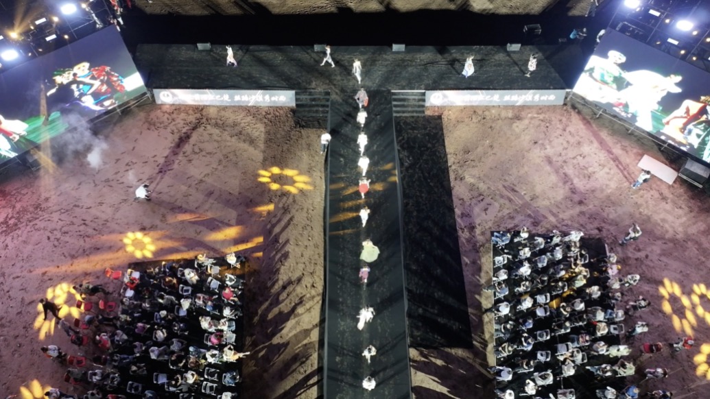 沪喀同心丨沙漠为幕时尚为笔，沪疆携手绘就文化交融新画卷