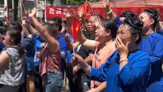 “感谢你们，一路平安！” 救援队离开榕江，嬢嬢们唱着歌谣流泪送别