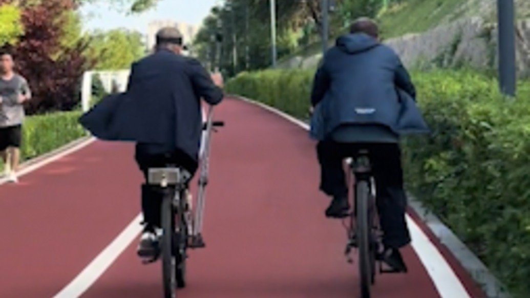 “優(yōu)雅地拉著生命的大提琴”，網(wǎng)友路遇獨(dú)腿大爺用拐杖騎車，感嘆“被上了一課”