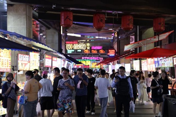 记录中国丨申城不打烊：上海最大露天夜市的人间烟火