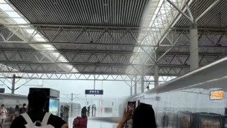 暴雨致高铁站部分区域漏水？成都东站客服：积水基本抽完，部分列车晚点