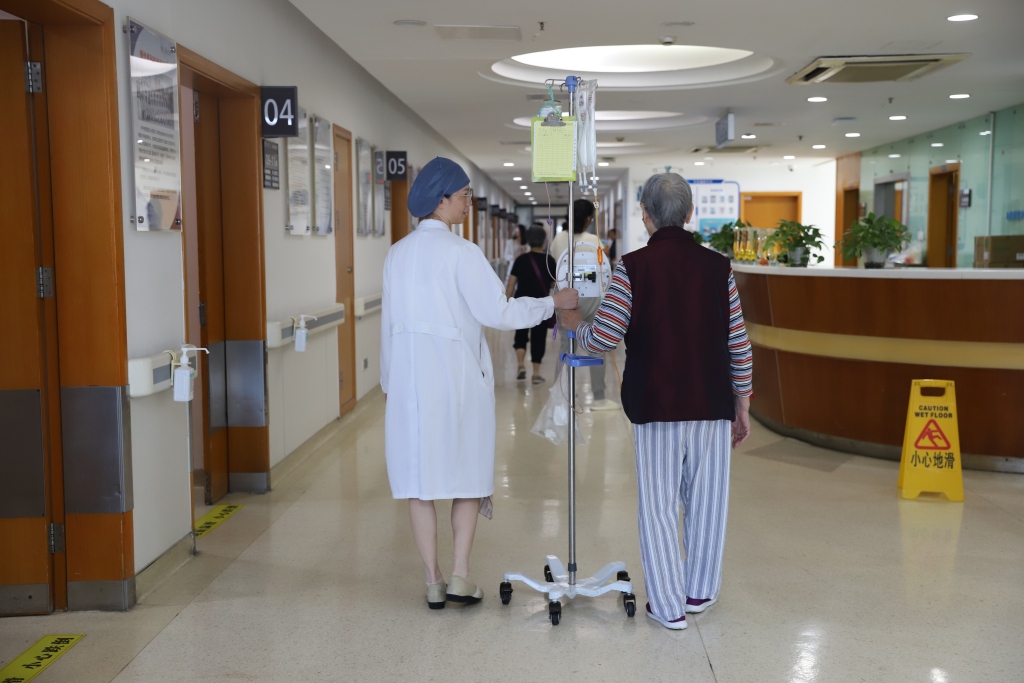 老人重症肺炎后又严重腹泻瘦到52斤，危急时刻怎样救治？