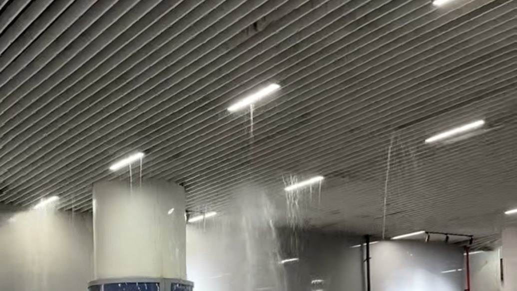 强降雨致候车室雨水溢流，成都东站致歉