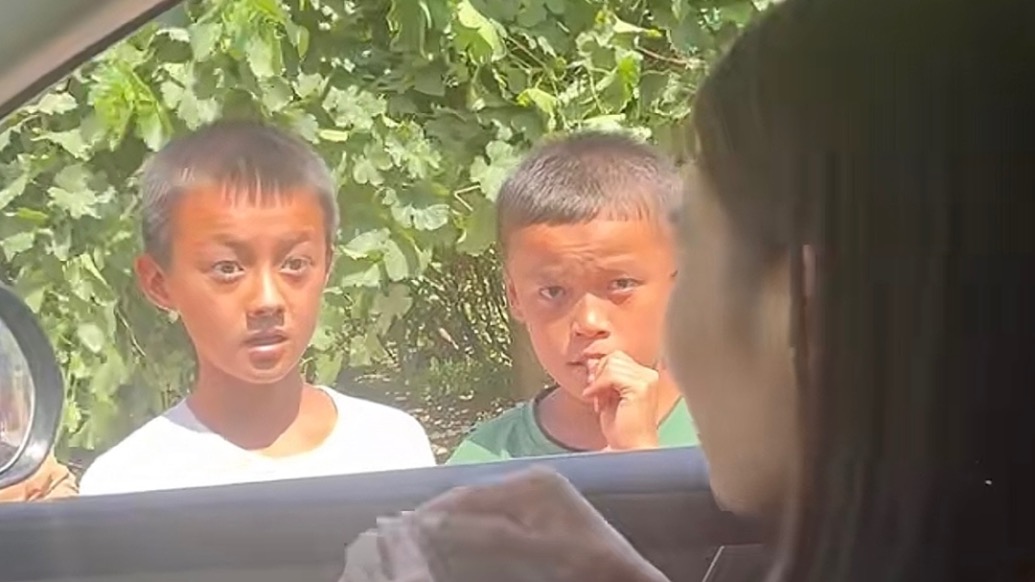 “我們新疆人很大方！”網(wǎng)友在果園偶遇孩子摘葡萄，想買被拒卻獲慷慨相贈(zèng)