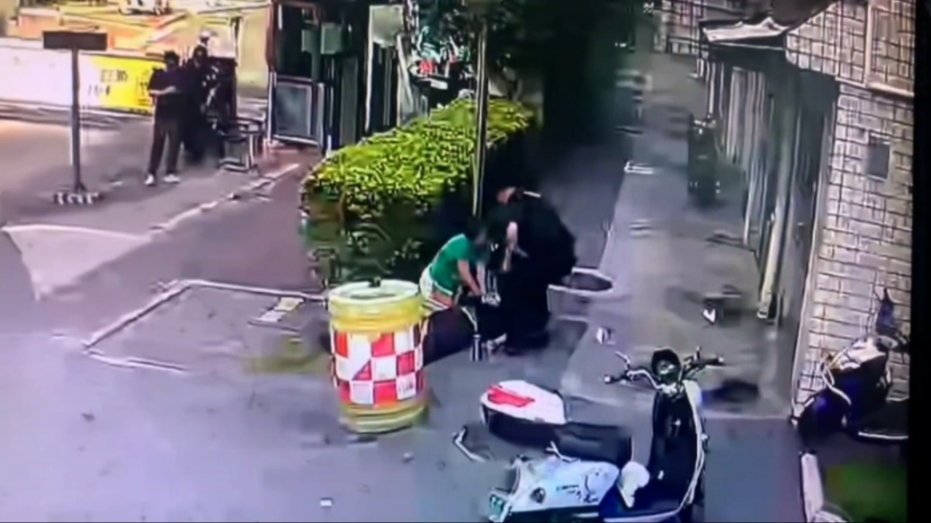 “这是义不容辞的责任”，路过医生跪地抢救晕倒保安