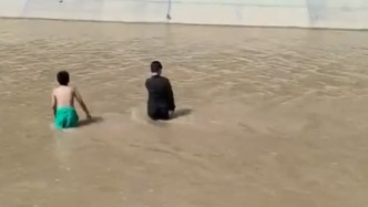 四名男孩水渠玩水，路過男子“吼”上岸看著他們回家