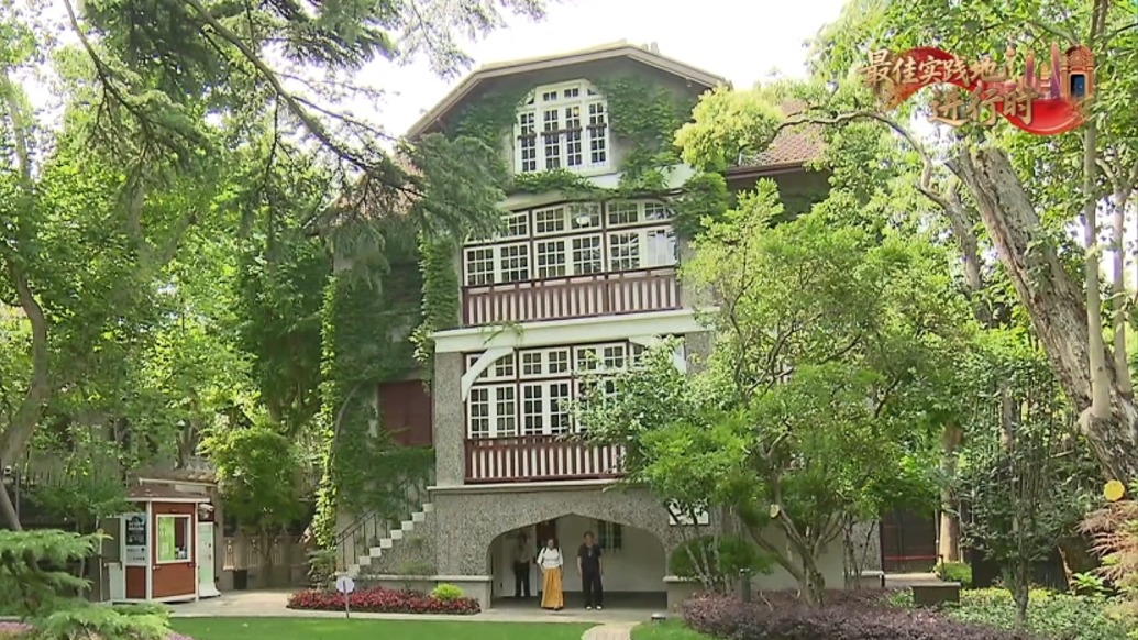 漫步街區(qū)，與紅色地標(biāo)不期而遇