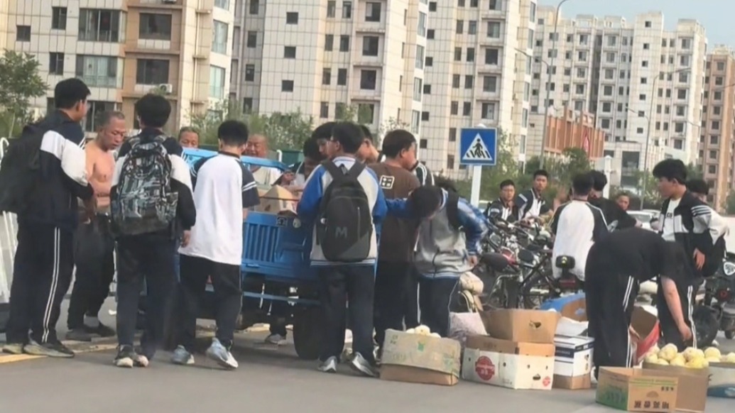 大爷三轮车侧翻瓜果滚一地，放学初中生一拥而上帮忙