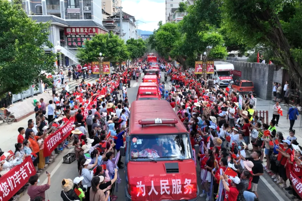 城事｜榕江群众送别驰援队：三公里路走两小时，相约“村超”再聚