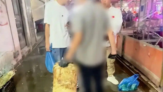 马上评丨“鬼秤”商贩暴力威胁伤人，不能仅换秤了事