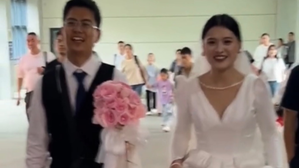 “沒想到大家這么捧場(chǎng)！”新人乘高鐵跨省辦婚禮，車廂乘客集體送祝福
