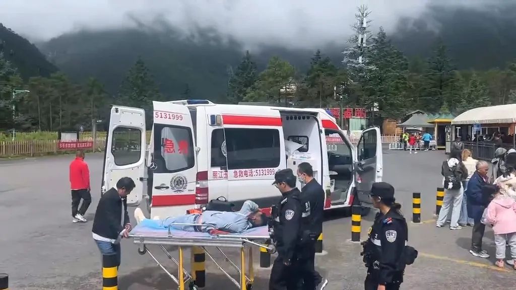 云南丽江一导游称遭游客殴打，官方：警方正按治安案件办理