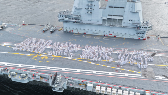 山東艦航母編隊抵港：海軍官兵列陣“國安家好”，市民清晨守候揮手致意