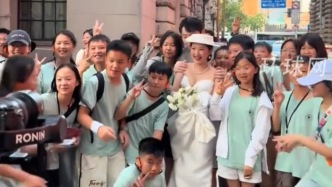 真“百子送福”！新人在上海拍婚纱照，遇研学团孩子们送祝福