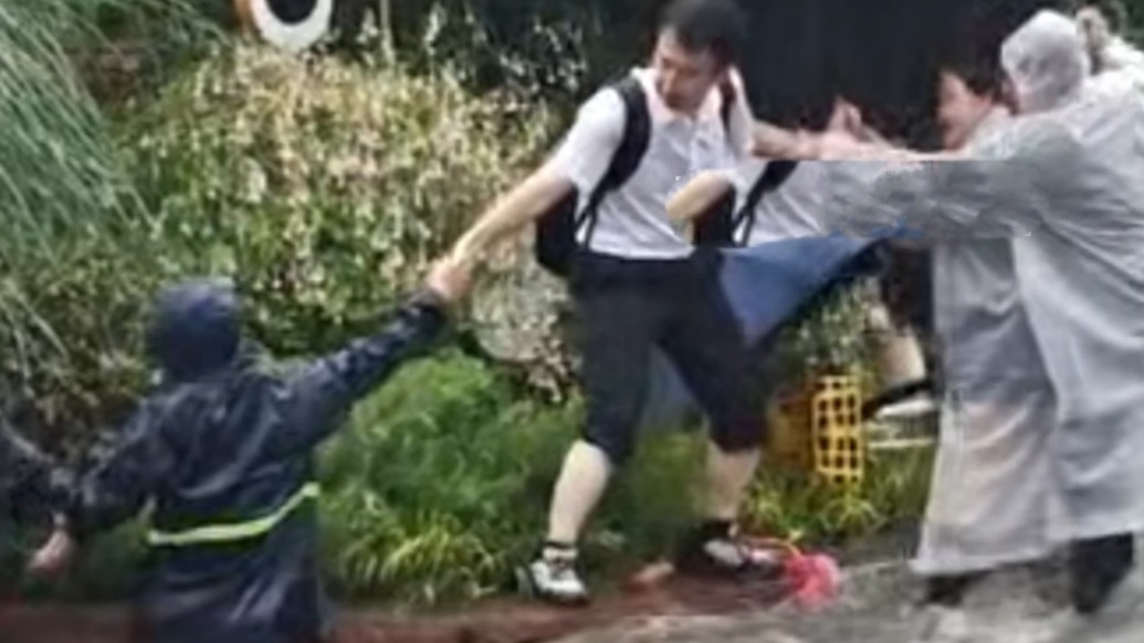 暴雨沖不垮的溫度，成都外賣小哥護車遇險，路人手拉手施救