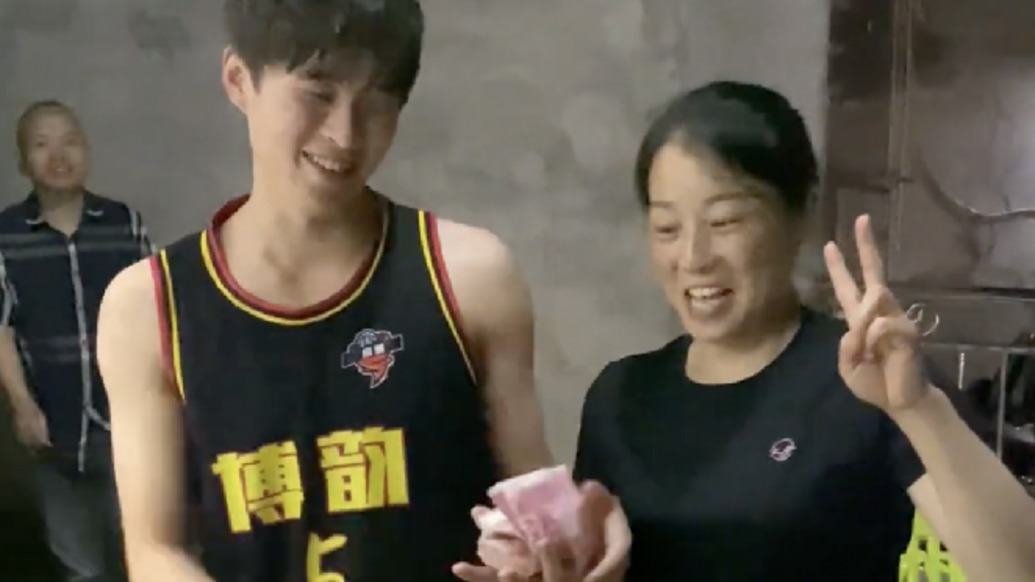 送外卖、做搬运工,男生用课余时间兼职,把数月赚到的钱全部给了聋哑父母