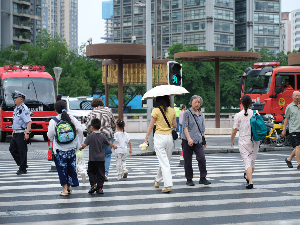 城事｜成都暴雨，消防连夜排涝助力城市恢复秩序