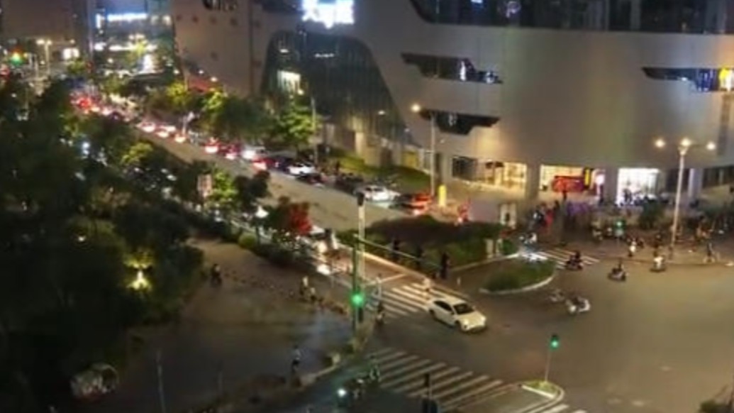 广州番禺CBD商圈流动摊贩成行成市,油烟噪音长期扰民