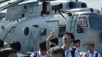 “剛上甲板，忍不住哭出來(lái)了！”山東艦編隊(duì)首次訪(fǎng)港，參觀者“哇”聲一片