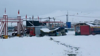 青海祁连县七月飞雪部分道路交通管制，气象局：海拔高，属常见现象