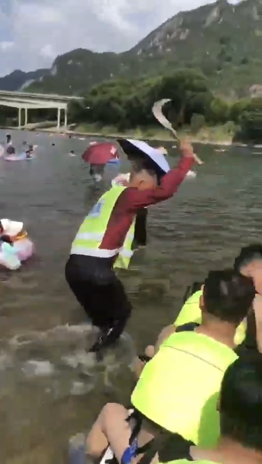 浙江永嘉一景区桨板被人用镰刀砍穿？镇政府：系非法经营，双方已和解