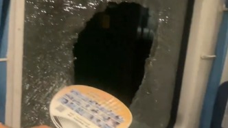 列車因故停運3小時乘客砸窗透氣，鐵路部門通報