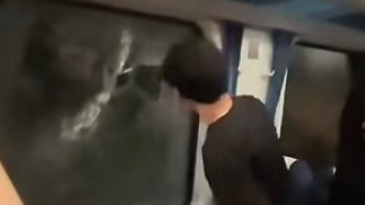K1373次列车乘客砸窗通风，官方通报事件详情：铁路公安已对砸窗男子批评教育