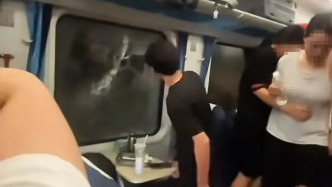 列车滞留男子砸窗通风，铁路通报：虽闷热但未达紧急程度，铁路公安对其批评教育
