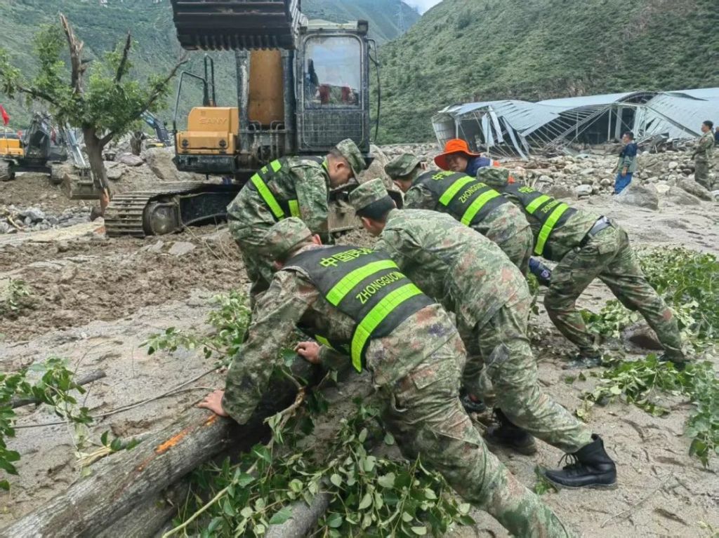 四川丹巴大雨引发多处山洪泥石流，4人失联