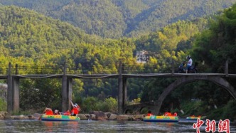 江西南昌遇40℃高温天，梅岭峡谷漂流迎游客体验消暑