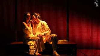 “刀与巾帻”拷问人性，《我爱桃花》再登人艺实验剧场