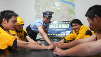 這位交警能擼起袖子與外賣員比膚色，也能分析50多萬(wàn)條數(shù)據(jù)緩擁堵