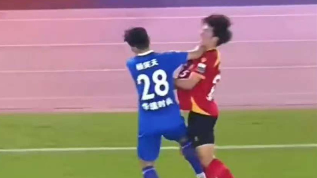 蘇超開(kāi)出罰單：南京隊(duì)球員楊笑天比賽中出現(xiàn)不文明動(dòng)作，停賽1場(chǎng)